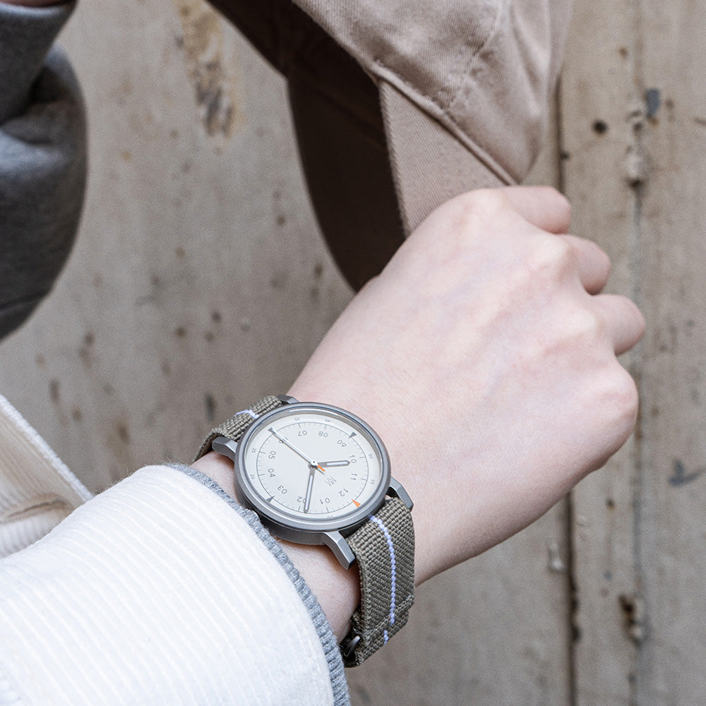 MUS-01 KHAKI P 34MM + 原色真皮錶帶 禮盒套裝